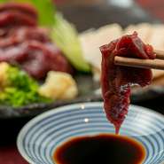 厨房で腕を振るう梅津さんは、福岡県の出身。「地元の味を山口でも」と本場の味を再現し、こだわりの一皿に仕立てます。熊本県のご当地グルメ『馬刺し』は、すこし甘めの九州醤油でいただきます。