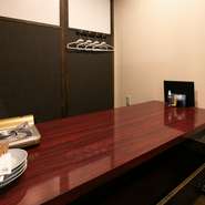 厨房で腕を振るう梅津さんは、福岡県の出身。「地元の味を山口でも」と本場の味を再現し、こだわりの一皿に仕立てます。熊本県のご当地グルメ『馬刺し』は、すこし甘めの九州醤油でいただきます。