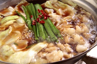 本場の味を再現した王道メニュー『醤油味もつ鍋』