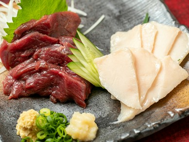 馬肉料理の本場・九州から直送！『馬刺し盛り合わせ』