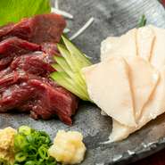 バラエティ豊かなもつ鍋に加え、梅津さんの地元・九州の味を満喫できるこちらのお店。熊本産の『馬刺し』は、やわらかな赤身とコリコリ食感が楽しいタテガミが味わえます。