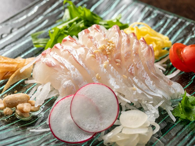 さまざまな薬味で好みの味わい方を楽しめる『天然明石鯛の中華風お刺身』