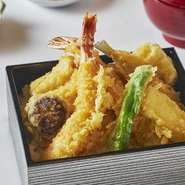 淡路島で採れた新鮮な食材を使った天ぷらを贅沢にご飯に乗せた逸品でございます。