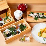日本海で育まれた魚介類が有名な京都の北部、丹後。
青の舎では丹後で採れた松葉蟹をお召し上がり頂けます。松葉蟹は活きがよく、身詰まりがしっかりしており、濃厚な味わいが特徴でございます
