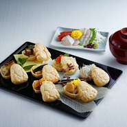 淡路島で採れた食材を贅沢に使ったサクサクな天ぷら全7種類が入った御膳でございます。

献上檜重箱・天ぷら7種・白ご飯・赤出汁・お新香