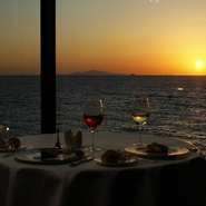 大きな窓に面したバーカウンターからは、夕陽百選に選ばれた播磨灘の景色を臨むことができます。雄大な海を眺めながらの食事は、心が洗われるよう。ロマンティックなムードは、デートにも最適です。