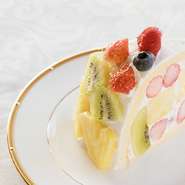 苺・パイナップル・キウイなどの新鮮な果物をふんだんに使った、色とりどりで贅沢な一品です。