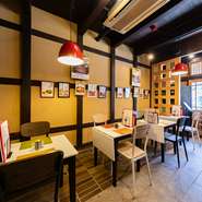 江戸時代に建てられた古民家をリノベーションした店内は、木の梁や石畳の床などに風情を感じるスタイリッシュ空間。ポップな小物や洋風の食器なども不思議と馴染む、おしゃれなインテリアが楽しめます。
