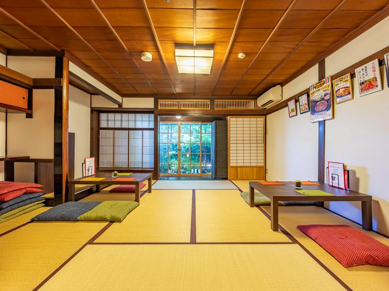 元和風旅館の客室を改装した広々とした座敷も