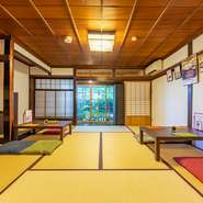 店舗奥には元和風旅館の客室を改装した、広々とした座敷席も。大人数や小さなお子さま連れのグループもゆったりとくつろげる、純和風のシンプルなお部屋です。テーブル席と座敷、時には気分に合わせてチョイスして。