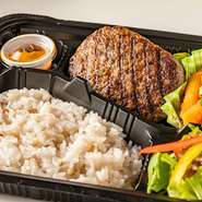 予約制の『侍が恋したハンバーグ弁当』をはじめ、生パスタ、ピッツア、おつまみから肉料理まで、充実したテイクアウトメニューがラインナップされています。時には本格テイクアウトで、おうちイタリアンを楽しんで。
