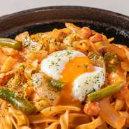 フェットチーネ、スパゲッティ、リングイーネ、3種の生パスタを提供している同店。複数の業者から麺を取り寄せ、ゲストにも試食を依頼して、一番評価の高いものを導入しています。絶妙のもちもち感がたまりません。