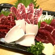 熊本県直送の馬肉をリーズナブルに満喫。人気のヒレやロース、チョウチン（バラ肉の一部）、白いのはコウネ（タテガミの付け根）です。九州産の甘い醤油との相性が抜群で、白いご飯が進みます。※2人前～