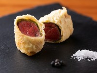 湯葉と牛肉の異なる食感が相性抜群『和牛のシャトーブリアンの湯葉巻き』