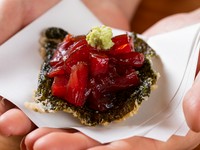 海苔の天ぷらをおいしく食べられるように、漬けマグロを調味料がわりにした一品。