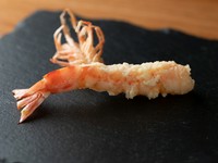 『海老天』に使う海老は、産地にはこだわらず、大きさと車海老であることにこだわって、毎朝豊洲の仲買人から厳選仕入れ。揚げ油は、太白胡麻油と米油を季節により配合を変えて使うこだわりようです。