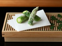太くて水分が多い、みずみずしいものを使用。穂先から食べ始めると、下の太い部分は食べている間に余熱が入っておいしく食べられます。