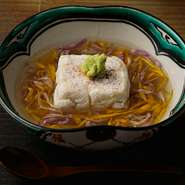 濃厚で奥深い味わいにお酒が進む！　名物『焼き胡麻豆腐』