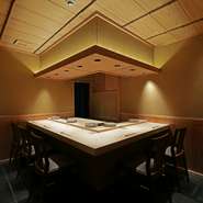 カウンタースタイルの個室は、まるで“こぢんまりした【鮨 在】”的存在。4～6名まで入れ、個室料金がかからないのもうれしい配慮。こども連れも可能なので、接待だけでなくファミリーにも人気があります。