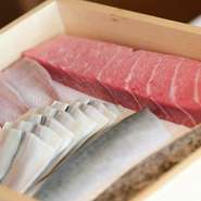 青森のマグロ、茨城の春子鯛、三重のサワラ、佐賀のコハダなど、魚は毎朝、大将みずから豊洲市場で近海ものの“脂がほどよくのっているもの”を仕入れます。野菜や調味料も国産、新鮮さをなにより大切にしています。