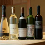 その日のネタに合わせてソムリエ・保坂さんが選びます。「アンリ・ジロー」など通好みのシャンパーニュをはじめ、カリフォルニアやシャブリなどの上質なものが揃います。ペアリングには日本ワインもかならず登場。