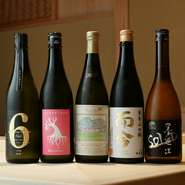 日本酒は約20種。北海道や青森、秋田、京都などから厳選。冷やからぬる燗、熱燗など、さまざまな温度で楽しませます。ペアリングのなかにも日本酒はかならず登場、「おいしいものを少しずつ」が【鮨 在】流です。