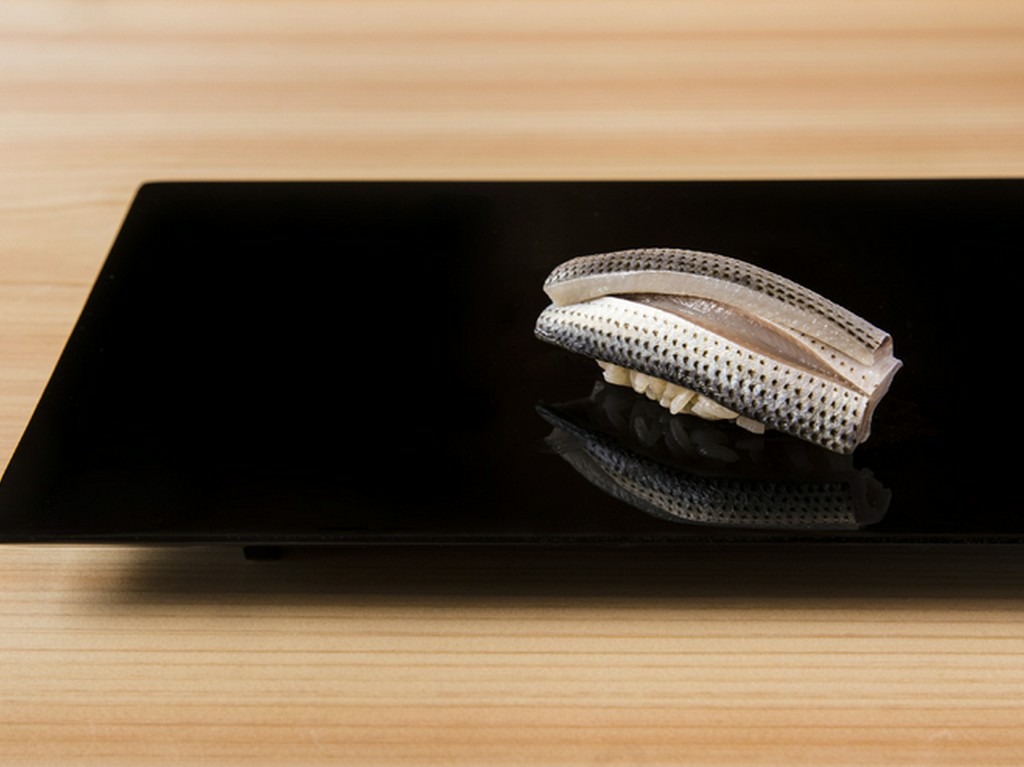 きっちり塩をし、酢で締めて、ヒカリモノならではのうまみを引き出した『コハダ』