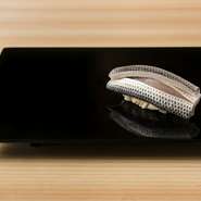 選ぶのは、脂ののりがよく身が厚いコハダ。塩をきっちり効かせて、余分な水分を抜くことで“いい具合”に酢が入ります。これが独特のうまみを引き出し、口に入れたとき、鼻に抜けるような爽やかな香りが楽しめます。