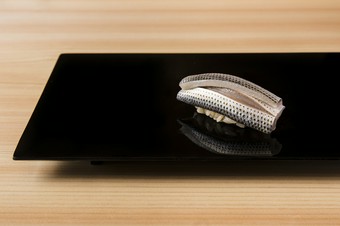 きっちり塩をし、酢で締めて、ヒカリモノならではのうまみを引き出した『コハダ』
