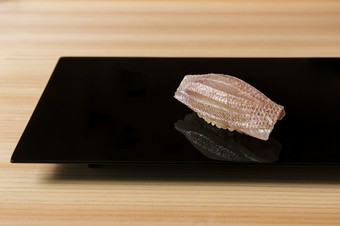 身のふんわり感と赤酢のシャリの一体感が絶妙。昆布の香りを移した『春子鯛』