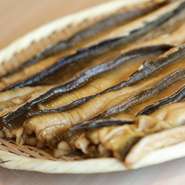 ふっくらと炊かれた少し甘めの味の穴子は、大将自慢の一品。“獲れたてを朝一番でさばく”という修業時代の教えをいまも守ります。脂をほどよく残しているので口に入れるとふんわり溶け、旨みが口中に広がります。