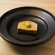 「あん肝は素材がいいと予想以上においしくなる食材」と岡田さん。穴子のような感覚的で、鰹だし、酒、みりん、しょうゆで煮つけ、ワサビを添えます。ワインとの相性も抜群で、常連客にも人気です。