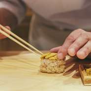 近海ものの旬の魚はもちろんなから、米もこだわりの食材。「鮨 在」ではほどよい甘さを持つ山形の「つや姫」を使用しています。粘りのバランスがよく、粒立ちがきれいで、握った形も味も魚と同調するそう。