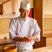 店名を【鮨 在】としたのは、リラックスできる“在郷”（郷里にいること）の感覚を提供したいと思ったから。初めてのお客さまからフーディーな方まで楽しんでいただけるよう、お声がけをするようにしています。