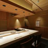 「雰囲気は気軽に、お寿司はレベルが高いものを」と、いつも心がけています。お一人でも、接待でも、ファミリーでも寛ぎながら、本格江戸前寿司が味わえる店でありたいと思っています。