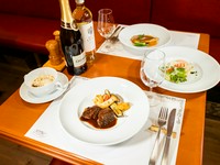 前菜、スープ、メイン料理まで旬の食材（野菜・志摩鮮魚）をふんだんに取り入れた季節を意識したコースです。