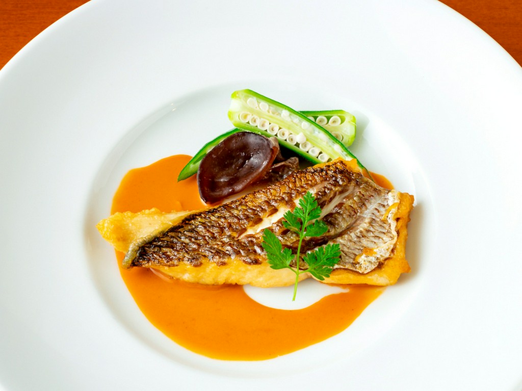 　パリッとした皮目も香ばしい『鯛のポワレアメリケーヌソース』