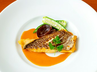 　パリッとした皮目も香ばしい『鯛のポワレアメリケーヌソース』