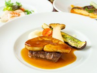 分厚い牛フィレ肉のステーキに、それを覆いつくす大きなハンガリー産のフォアグラ。香り豊かなトリュフ風味のマデイラソースがかかり、見た目も味わいも豪華な一品です。