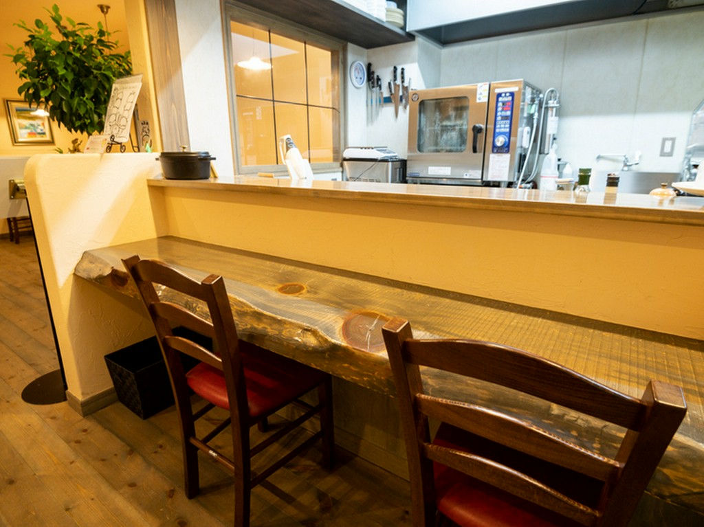 長年愛された寿司カウンターを再生