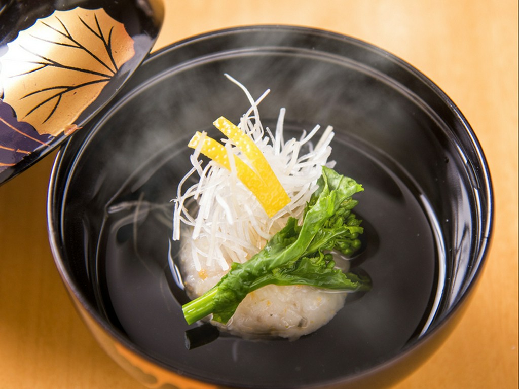 季節野菜と出汁の香りに心が解ける『ホタテしんじょの椀物』