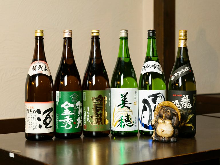 いくつかの酒を「飲み比べ」もできる。地酒を取り揃え