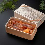 ランチ営業時間のみ「あなごめし弁当」の販売もあり、天気のいい日には、宮島の自然の中で味わうのもいいものです。また、観光帰りの移動中のお食事として、お土産としても喜ばれることでしょう。