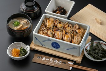 「秘伝のタレ」をたっぷり絡めていただく『牡蠣めし』