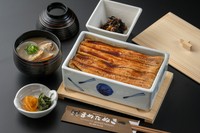 焼穴子ではなく、煮穴子を丸々2本使用した贅沢なあなごめしです。熱々でとても柔らかい食感が特徴で、口の中でとろけます。スプーンでお召し上がりください。