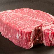 厳選した「豊後牛（おおいた和牛）」を、リーズナブルな価格で提供する【そむり】。贅沢なコースにアラカルトも多数。上質なお肉を手軽に味わうことができるステーキハウスです。