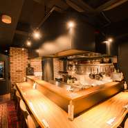 料理人たちの技を間近で眺められるカウンター席。目の前で繰り広げられる臨場感満載のパフォーマンスも、鉄板焼きの醍醐味。料理を待つ瞬間さえも退屈させません。