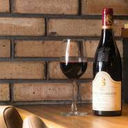 店内ワインセラーで眠るワインたちは、フランス産を中心とした豊富な品揃え。特別な日にぴったりな、シャンパーニュも用意されています。他、焼酎・日本酒・ウイスキーも用意。好きなペアリングで楽しめます。