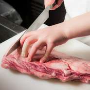 百年の歴史のなかで多くの人びとを魅了していた「豊後牛」。【そむり】では、そのなかでも4等級以上の肉のみに与えられる、ブランド「おおいた和牛」を使用。「豊後牛」の最高峰に巡り合えます。