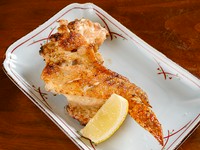 炭火で焼き上げた手羽先は、外はパリッと中は柔らかくてジューシー。一度、食べるとクセになるおいしさです。ビールとの相性も抜群！